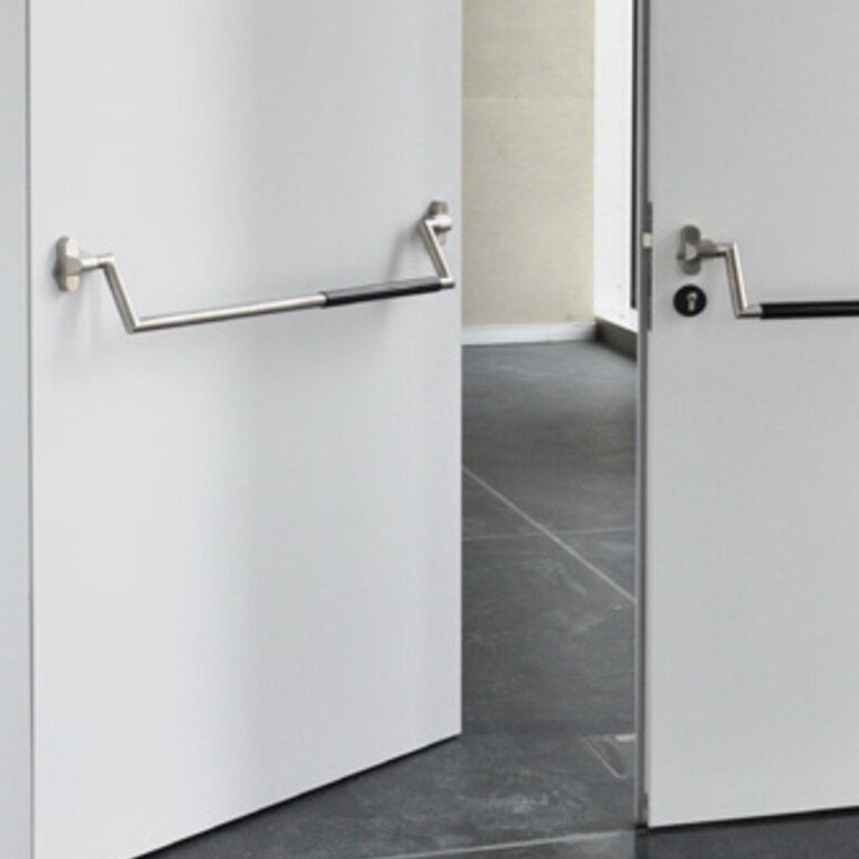 Barre anti-panique HEWI portes avec chacune une barre anti-panique