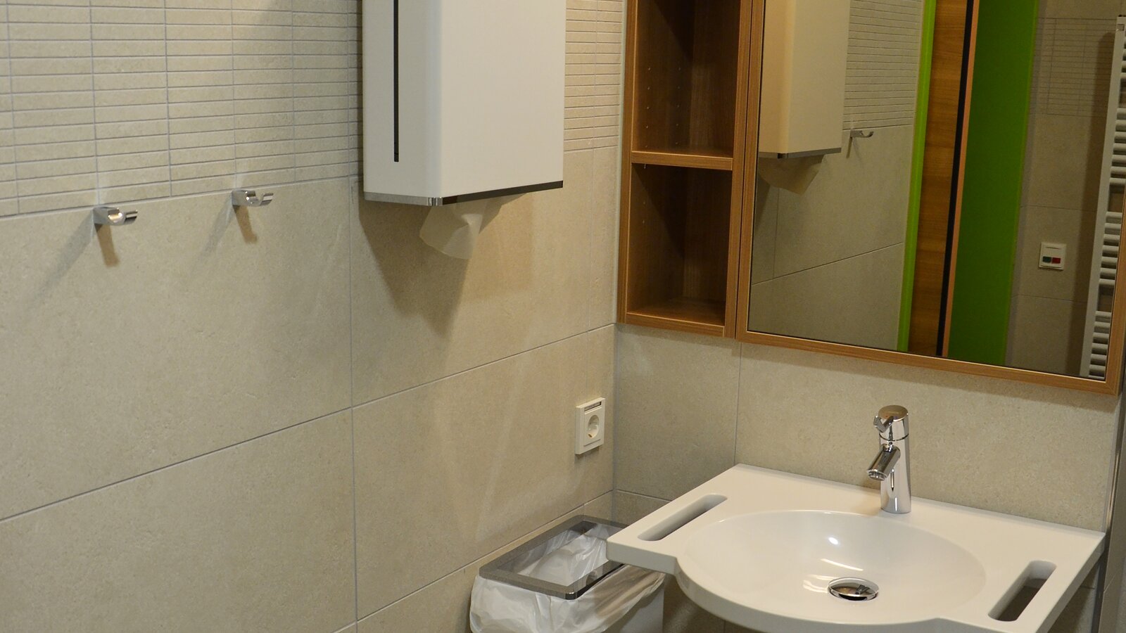 Hospice de l'hôpital Julius à Würzburg Salle de bain équipée d'un distributeur de serviettes en papier, d'une poubelle hygiénique et d'un lavabo System 800