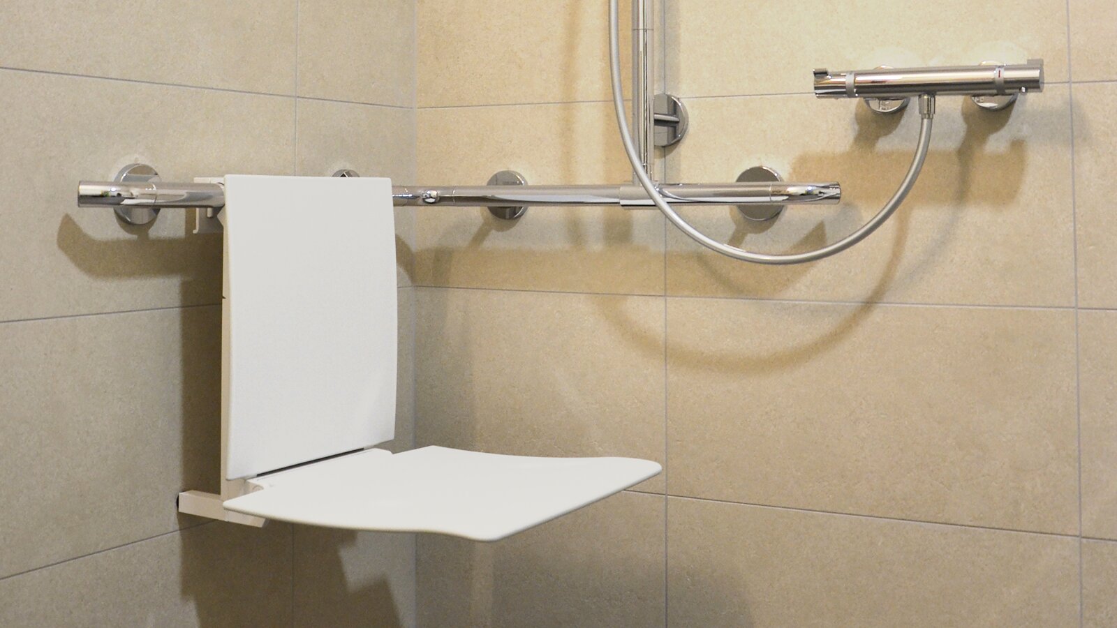 Hospice de l'hôpital Julius à Würzburg Douche avec siège suspendu et main courante de douche